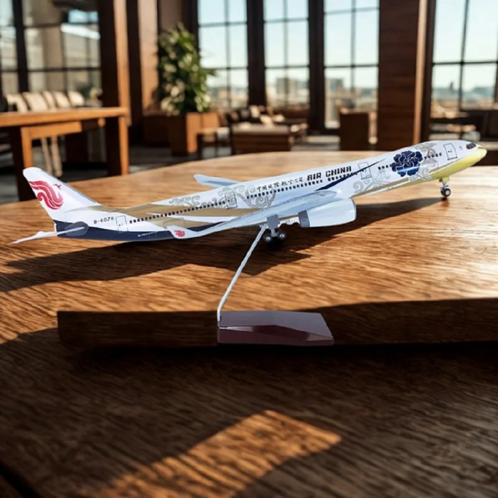 modele-airbus-a330-de-compagnie-aerienne-chinoise-de-47cm-avec-roues-lumieres-et-base-avion-en-resine-collection-de-maison-pour-les-amateurs-d'aviation