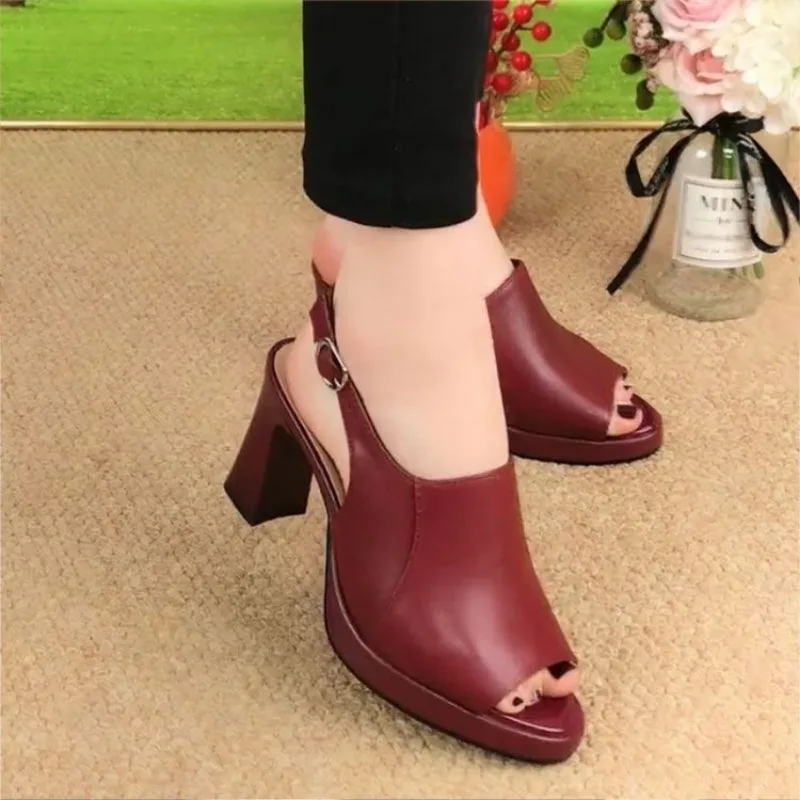 2024 Letnie sandały damskie Nowe grube obcasy Lady One Line Buckle Cool Slippers Simple Fashion Versatile Fish Mouth High Heel Shoes