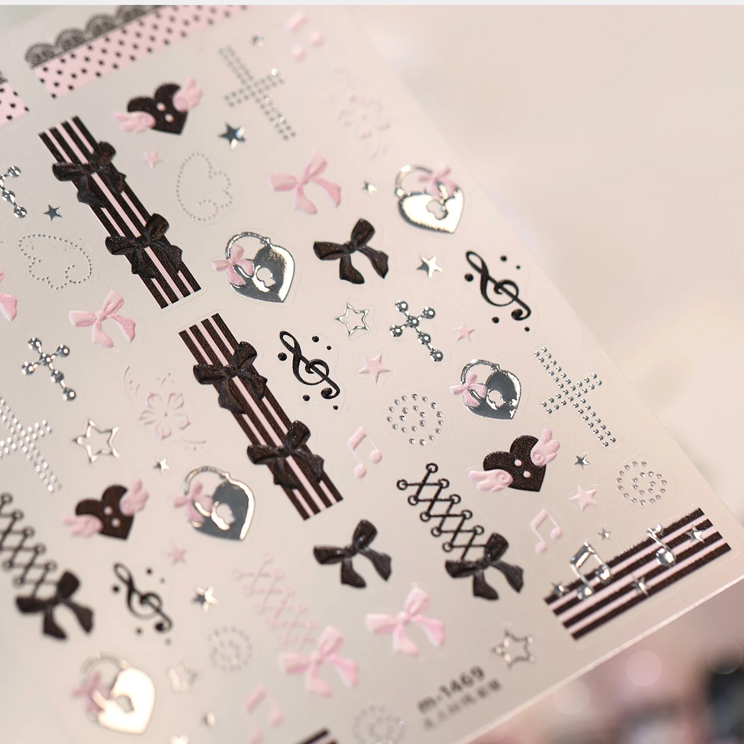 Schwarze und Rosa Schleifen-5D-Nagelaufkleber: Kreuz, Musiknoten, Herzschloss, Riemen, Spitze, Polka Dots, Flügel, Herz – Selbstklebende Maniküre-Sticker – Detail 5