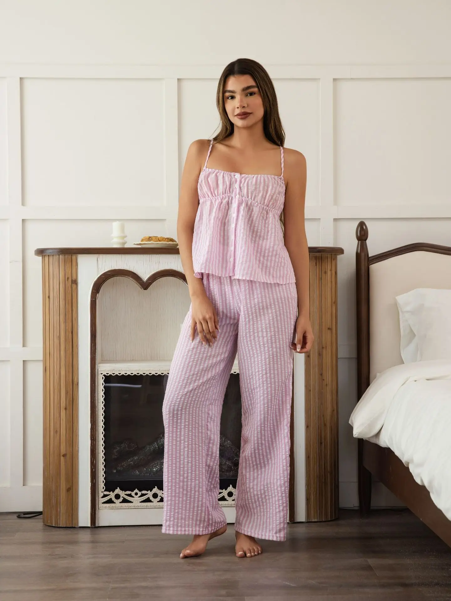 

Женский комплект из двух предметов: повседневные брюки в клетку с высокой талией и удобные длинные брюки на бретелях, подходящие для дома и улицы.