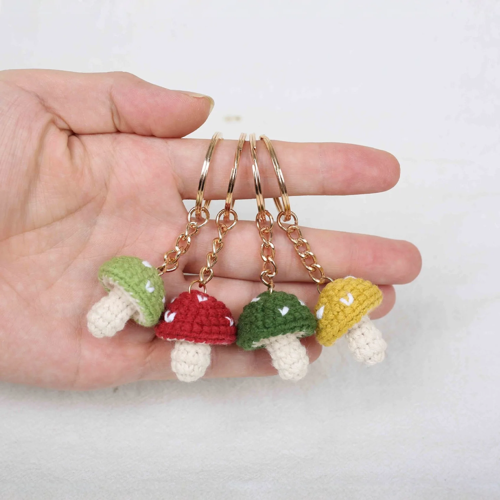 Niedliche gehäkelte Pilze, handgefertigter gewebter Mini-Pilz-Schlüsselanhänger, gestrickter Gemüse-Schlüsselring, Anhänger für Kosmetiktasche – Detail 1