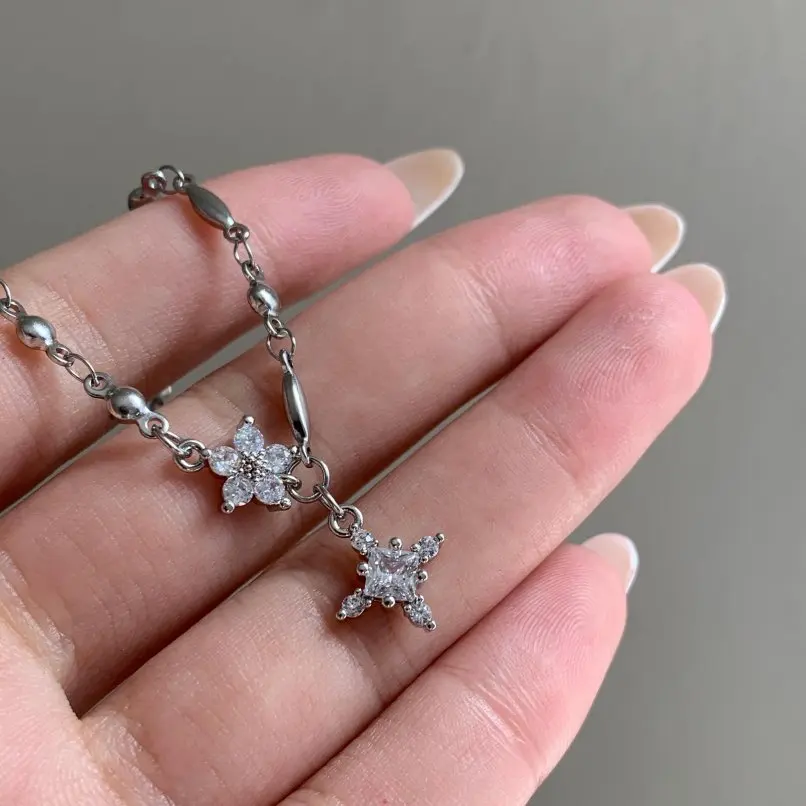 

Electroplated Silver Copper Necklace y2k Zircon Necklace, Delicate and Shiny Flower Necklace, Korean Popular Jewelry Gift