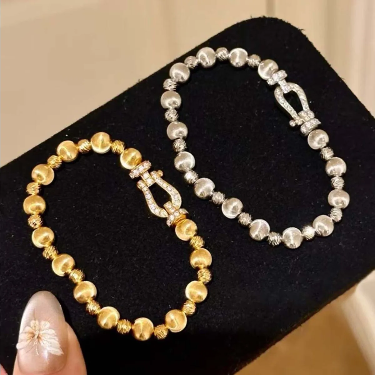

Vintage Horseshoe Buckle Shaped Cat-eye Bracelets for Women Gold Plated Fashion Light Luxury Jewelry Elegant Ornament Gift 2025