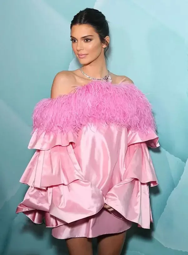 Hot Pink Feather Off The Shoulder Prom Dresses Satin Tiered Long Sleeves Short Evening Gowns Cocktail Formal Party Dress Robe