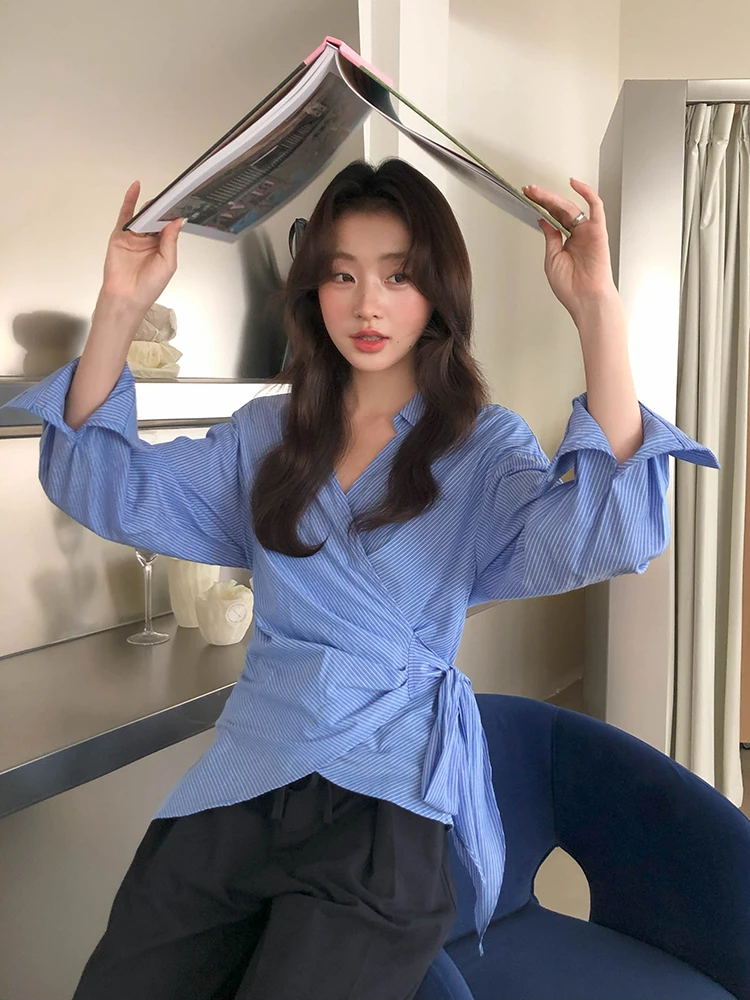 

Синяя полосатая женская рубашка с длинным рукавом, весна 2026, новая модель, асимметричный крой, свободный крой, V-образный вырез, повседневная, с эффектом похудения