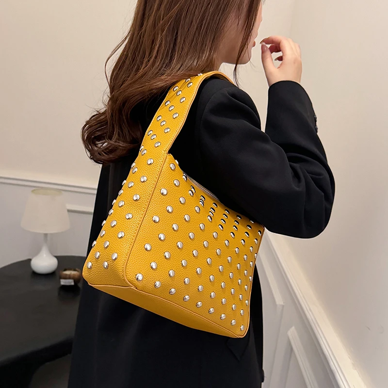 Modische Sling-Handtaschen, Shopper-Tasche, Nieten-Design, Hobo-Schultertaschen, 2024, schwarzer Punk-Stil, Unterarm-Schulter-Handtasche und Geldbörse – Detail 13