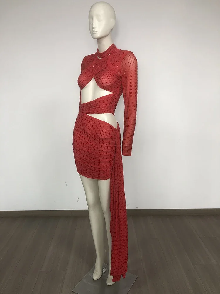 فستان قصير مثير بأكمام طويلة شبكي مرصع بالألماس ومزين بالترتر للنساء باللون الأحمر ورقبة عالية مكشكشة فساتين الحفلات المسائية للمشاهير