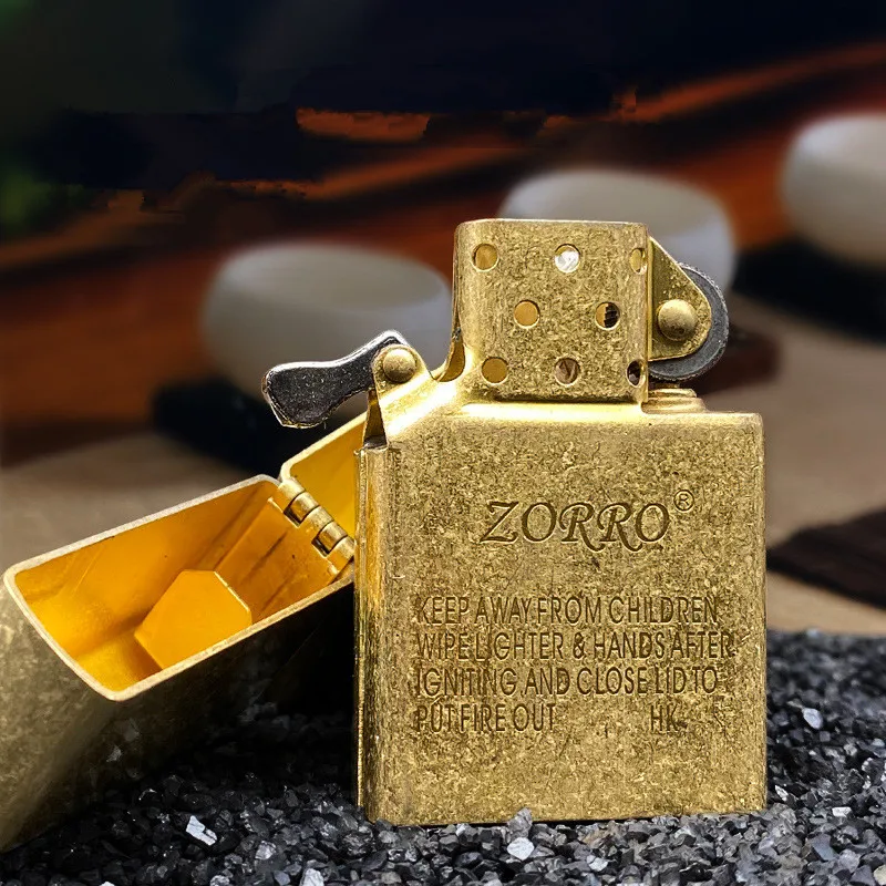 

Зажигалка Zorro Lighter Liner Complete Original: Медная, с накаткой, из белой стали, заправляемая, ветрозащитная, масляная.