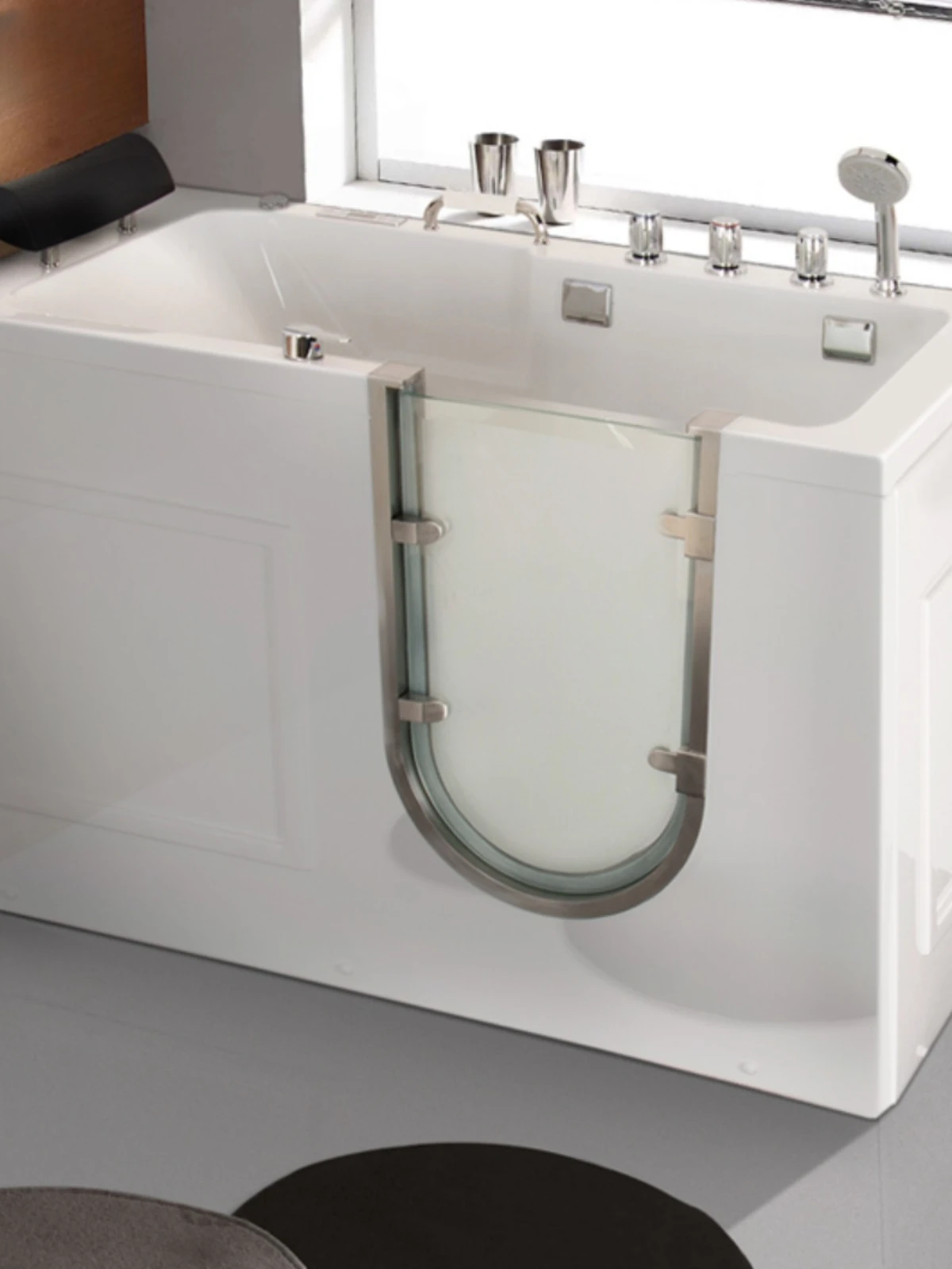 Walk-in shower, door-opening barrier-free and non-slip household bathtub for the elderly and disabled.