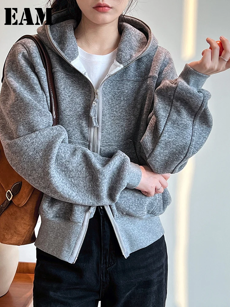 

[EAM] Серая короткая повседневная куртка большого размера с карманами, новое женское пальто с капюшоном и длинными рукавами, модное пальто, весна-осень 2024, 1DH7796