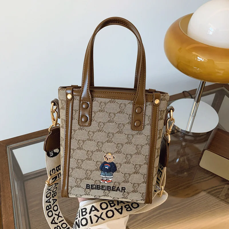 

2025 Новая модная универсальная сумка с вышивкой медведя на плечо, повседневная трендовая женская сумка через плечо, повседневная пригородная женская сумка