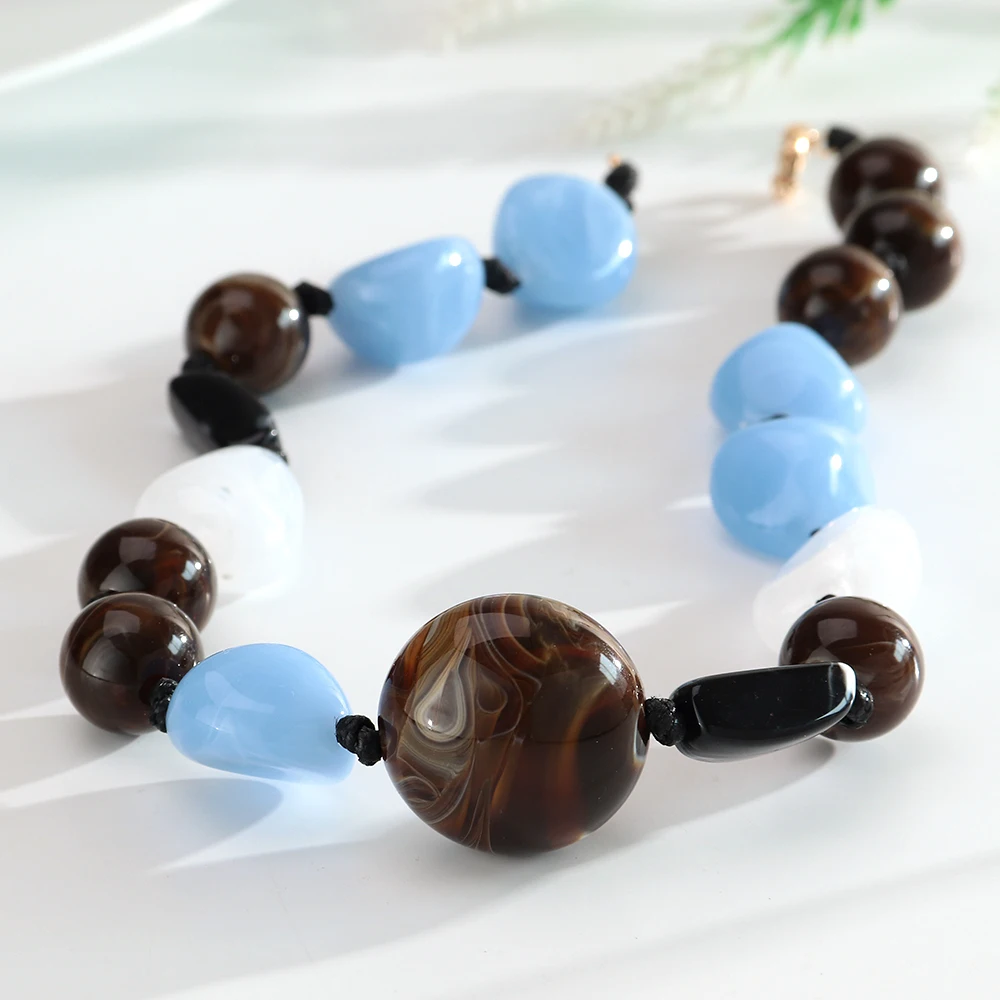 Modische Acryl-Halskette mit Unregelmäßigen Geometrischen Perlen, Neue Handgefertigte Geknotete Perlenkette, Trendiger Schmuck als Geschenk – Detail 3