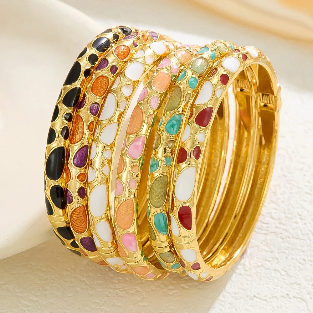 

Fashion Enamel Dropped Glaze Flower Texture Closed End Bracelet For Women Retro Gold Copper Metal Bracelet Party Jewelry Gifts