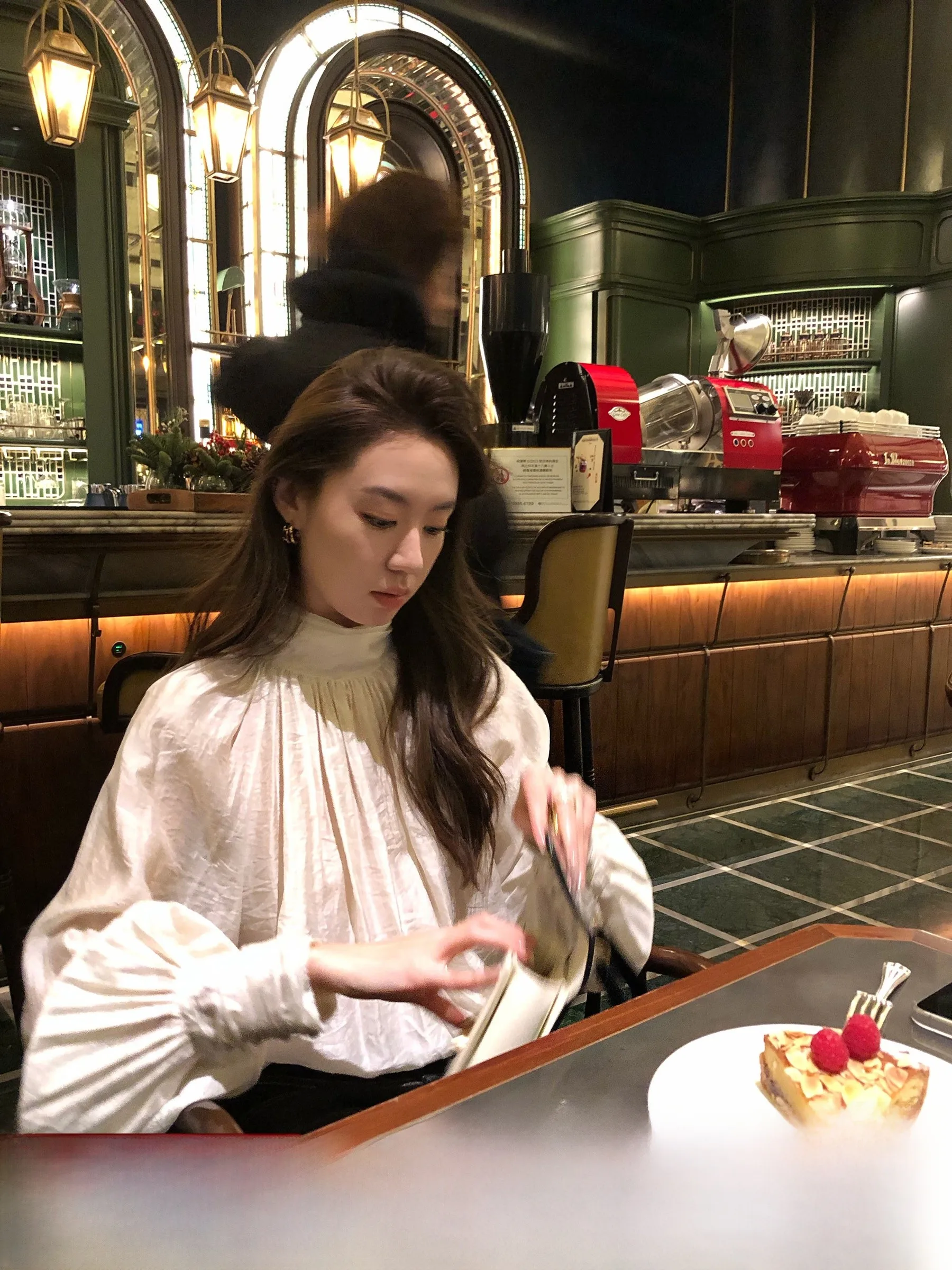 

Весенняя коллекция: женская блузка свободного кроя с воротником-стойкой, цвета белого чая, с рукавами-фонариками, дышащая, в французском стиле, длинная.