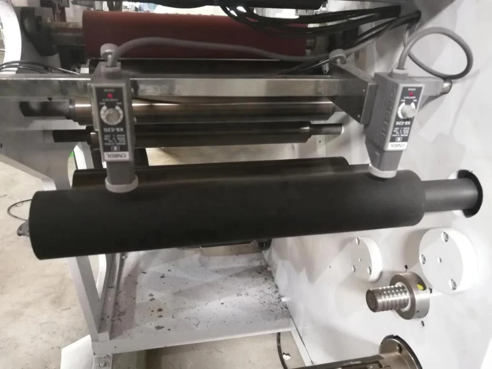 Taglierina e riavvolgitore per etichette adesive a torretta automatica ad alta velocità