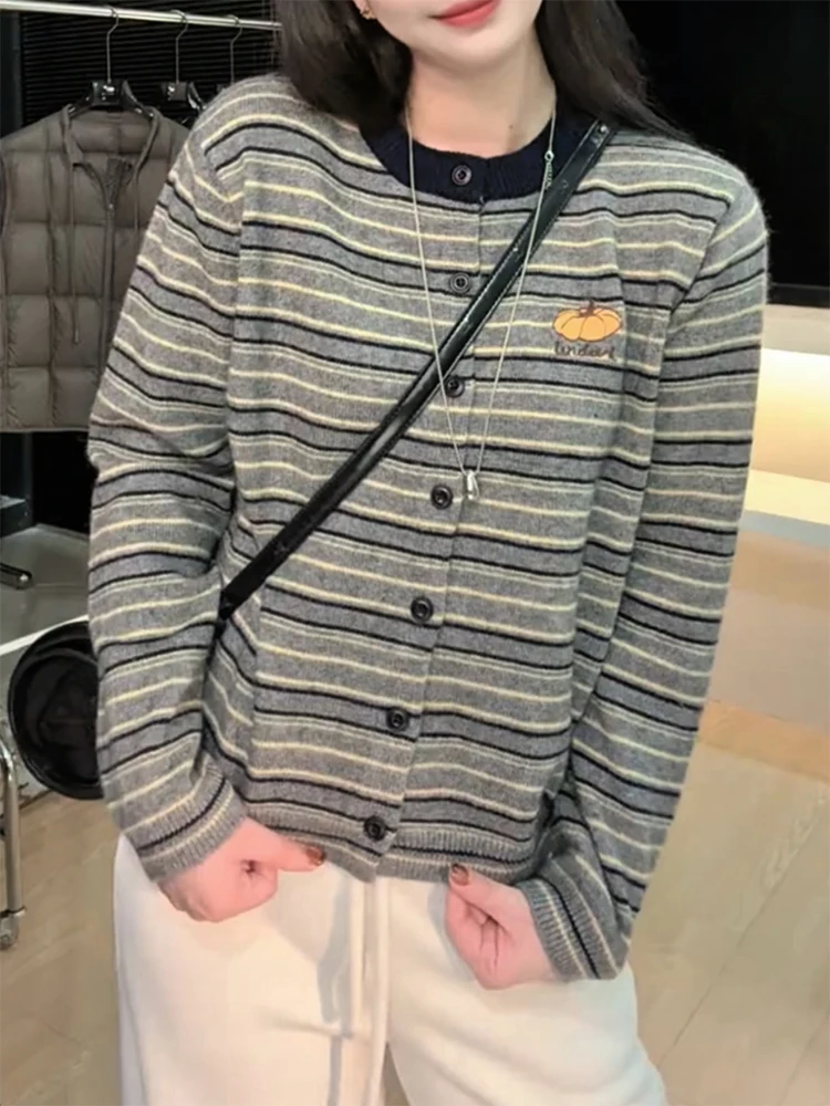 

Корейский вязаный кардиган в полоску с вышивкой, осенне-зимний, новый, больших размеров, универсальный, омолаживающий топ
