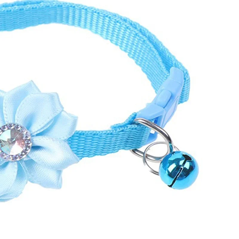 1 قطعة طوق زهرة الحيوانات الأليفة قابل للتعديل مع الزهور الاصطناعية ، الزهور الصناعية ، الزهور وهمية ، زخرفة الجرس للجرو ، الكلب ، الوصول إلى القط