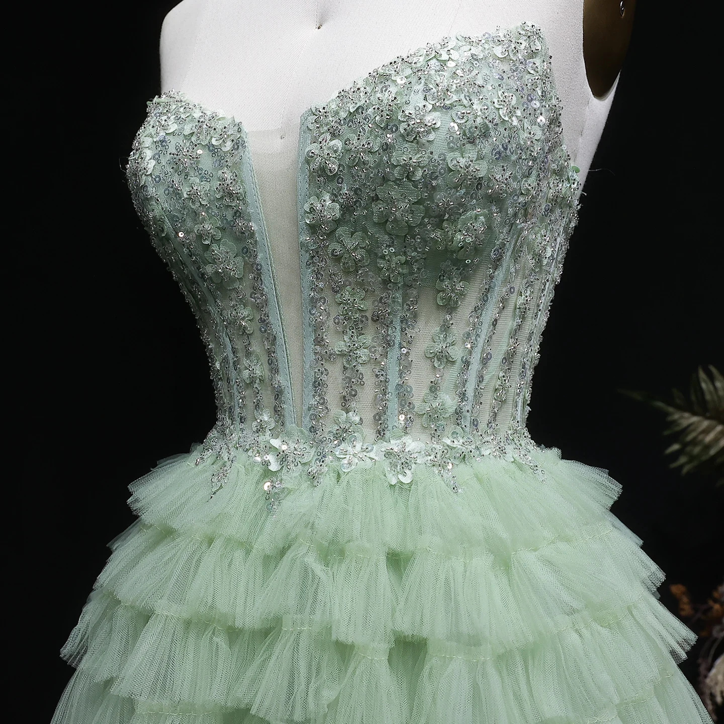 Sharon Said Grünes trägerloses Homecoming-Kleid mit tiefem V-Ausschnitt, Perlenbesetztem Korsett, gestuftem Tüll, Dubai Mini Cocktail- und Abendkleid RM137 Maßanfertigung – Detail 7