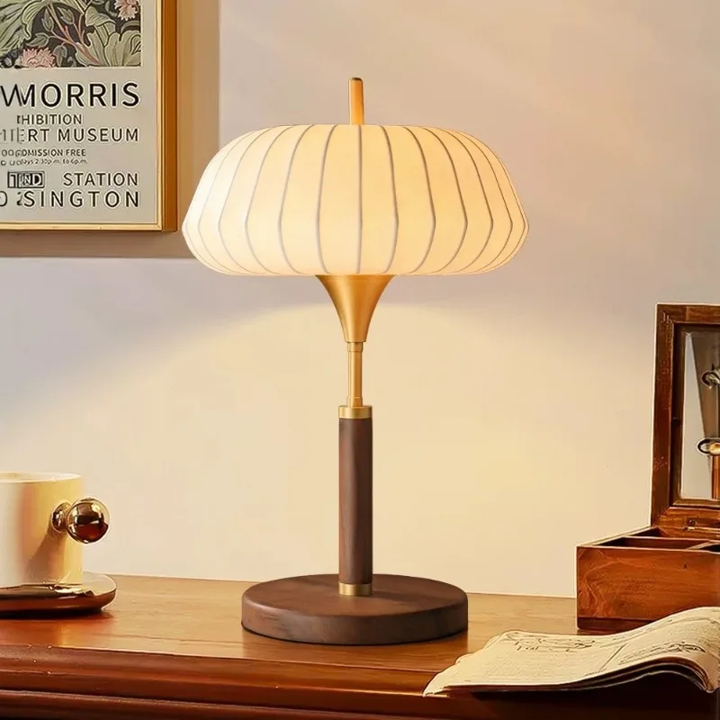 French Desk Lamp Bedroom American Retro Simple Solid Wood High-end Designer Living Room Study Reading Decoration Bedside Lights