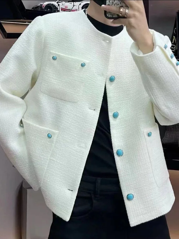 

Белая повседневная куртка-жакет с воротником, молодежная, модная, с декоративными пуговицами, приталенного кроя, из полиэстера, не требует глажки