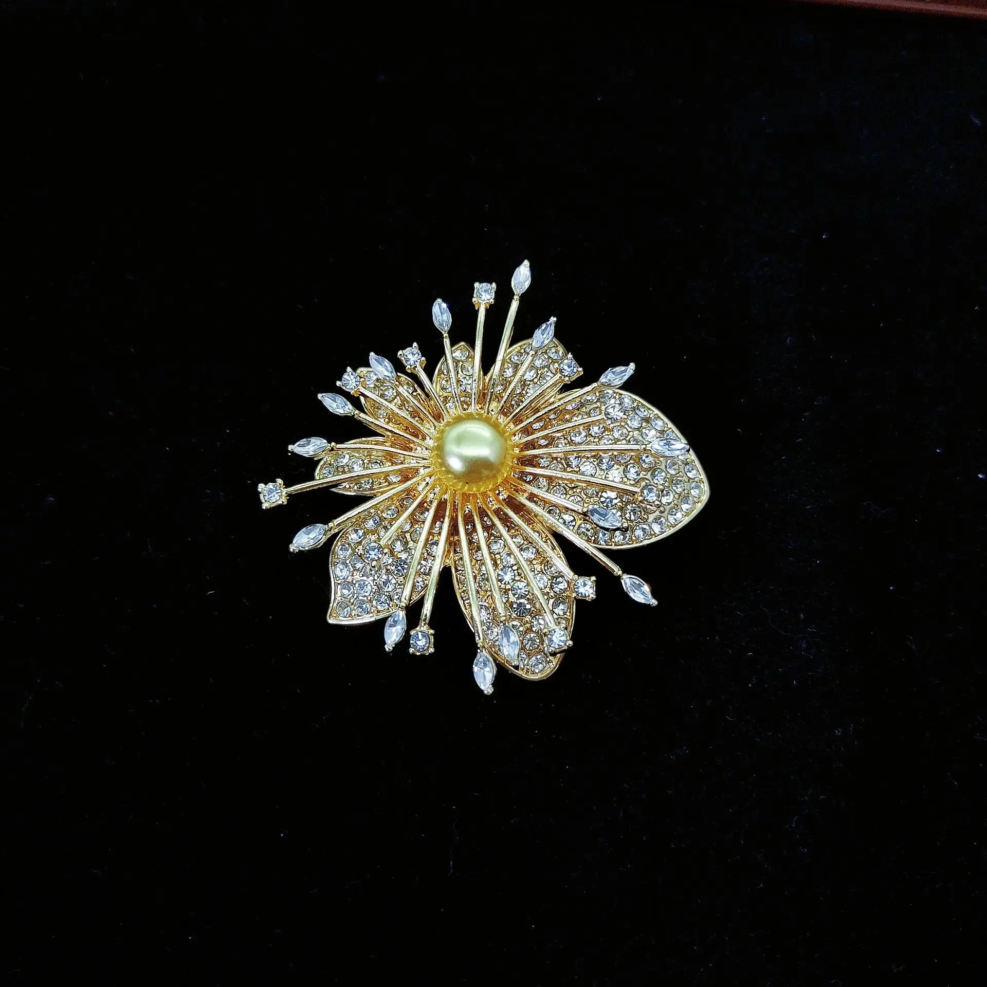 

Модная и элегантная брошь в виде орхидеи, женский элитный смысл, элитный корсаж, булавка с жемчугом в стиле ретро, аксессуар для костюма