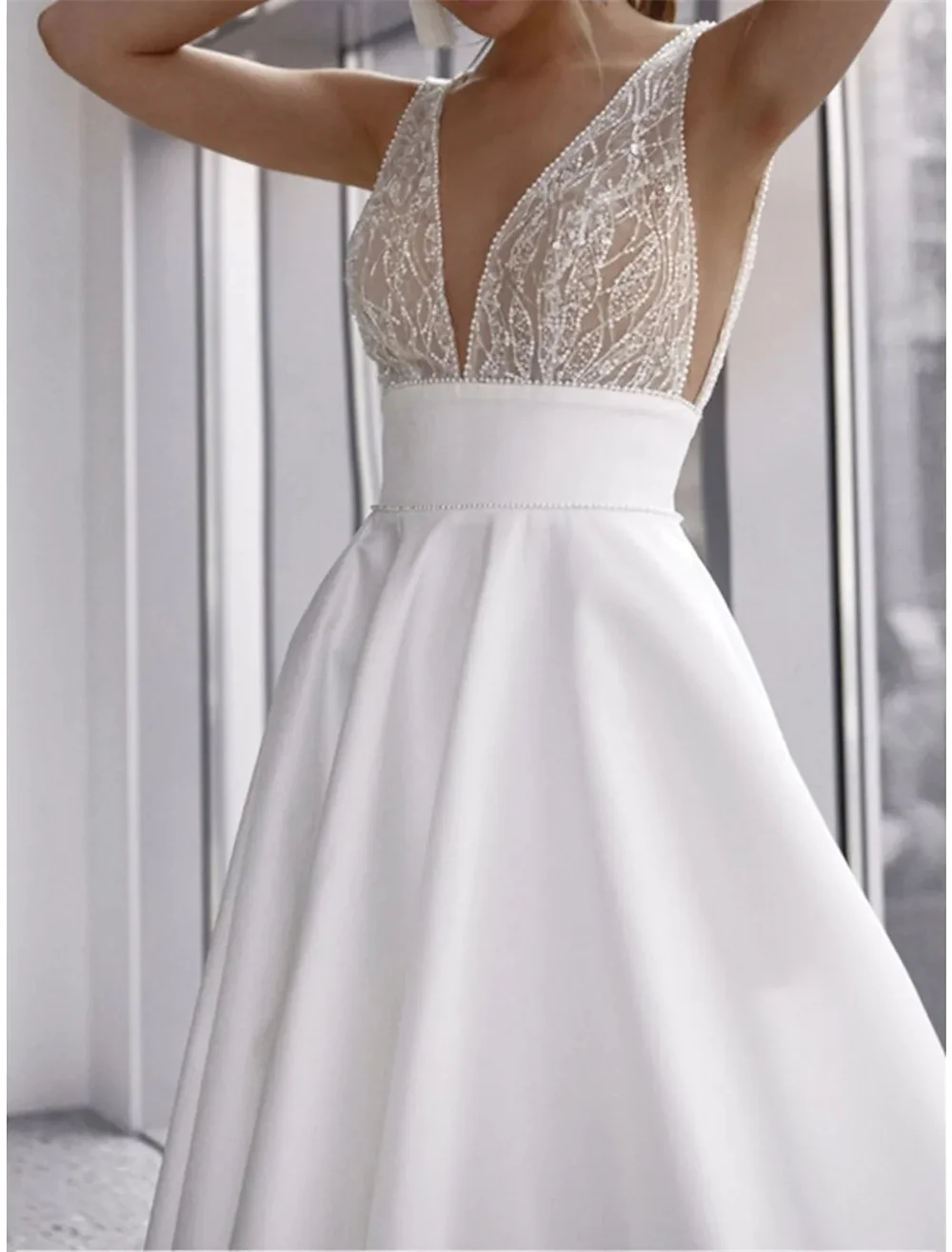 Abiti da sposa formali con perline scollo a V Sweep / Brush Train pizzo raso senza maniche romantico Sexy piccolo bianco con paillettes 2024