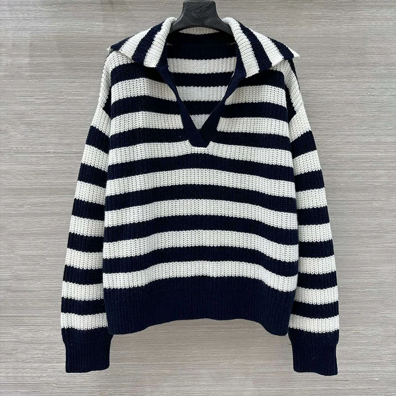 

High-quality women's navy checkered sweater with textured and voluminous design, featuring a bohemian,casual pullover 25919106
