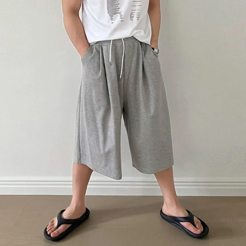 

Мужские спортивные шорты в корейском стиле, однотонная мужская одежда с эластичной резинкой на талии, прямые свободные широкие брюки, мужская нижняя часть