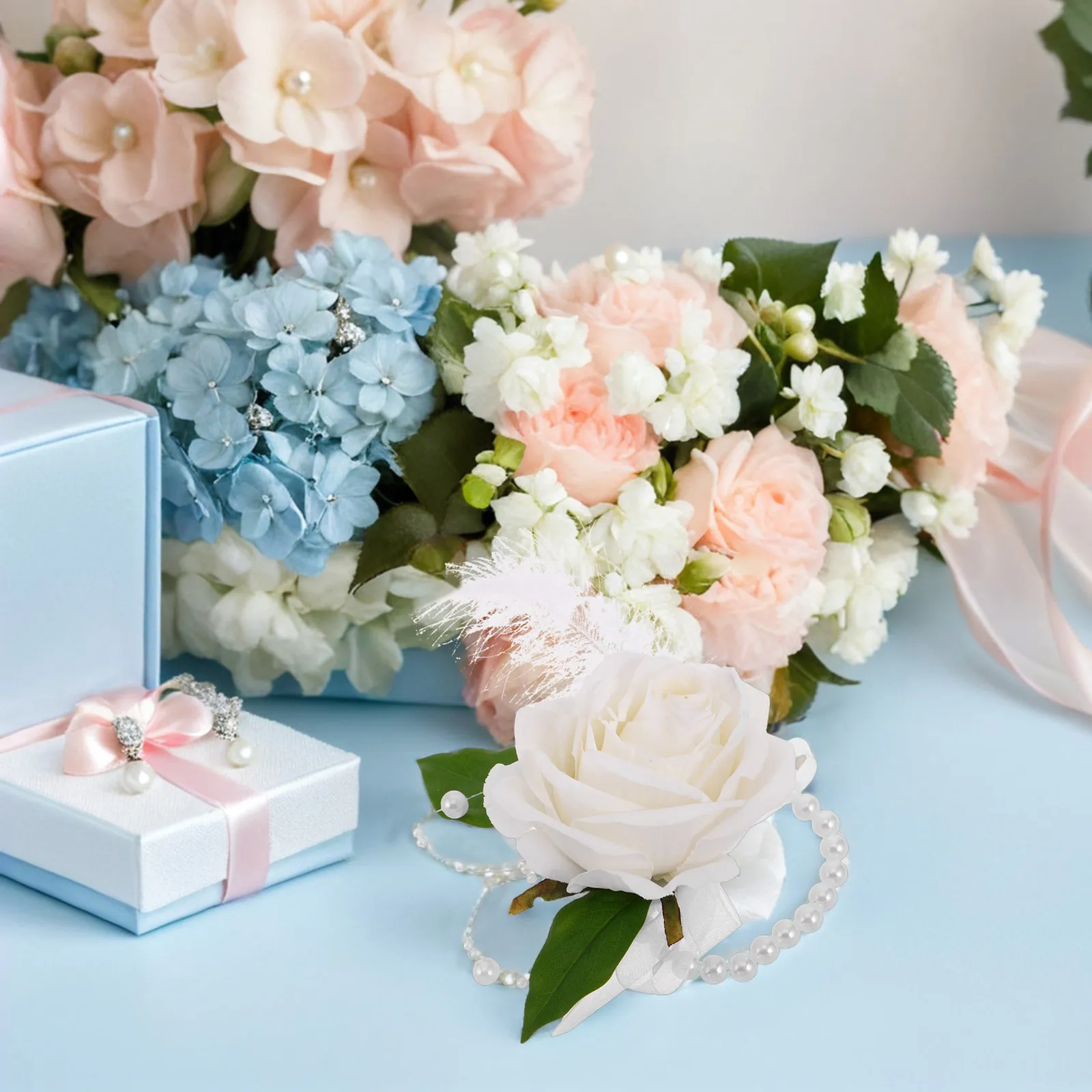 

Свадебный браслет-корсаж с белыми розами - многоразовый цветочный браслет для подружек невесты, на свадьбу, выпускной, с искусственными листьями