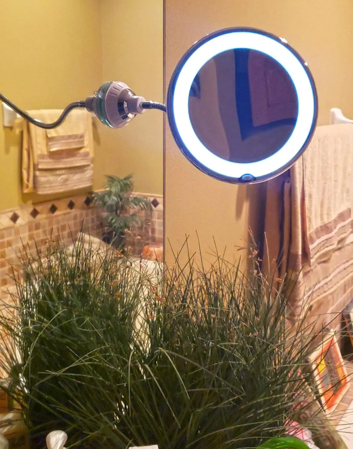 10倍拡大鏡吸盤ミラー 14個のLEDライト付き - 6.5インチ バスルームメイクアップバニティミラー 調節可能なライト付き、回転フレキシ