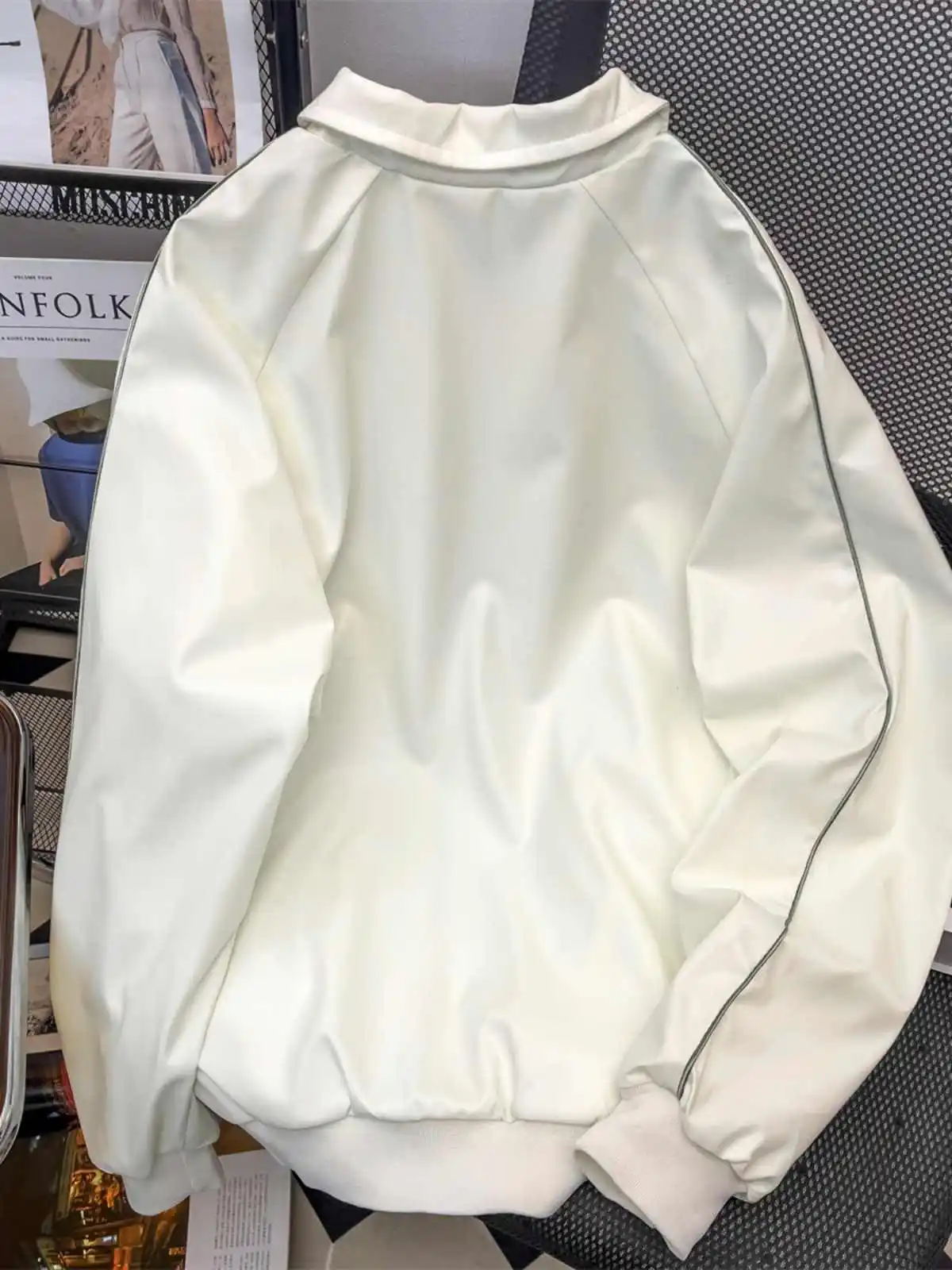 سترة نسائية من الجلد باللون الأبيض الفاتح معطف عتيق للدراجات النارية من البولي يوريثان سترة موستانج كبيرة الحجم ملابس خارجية 2000s ملابس خريف وشتاء