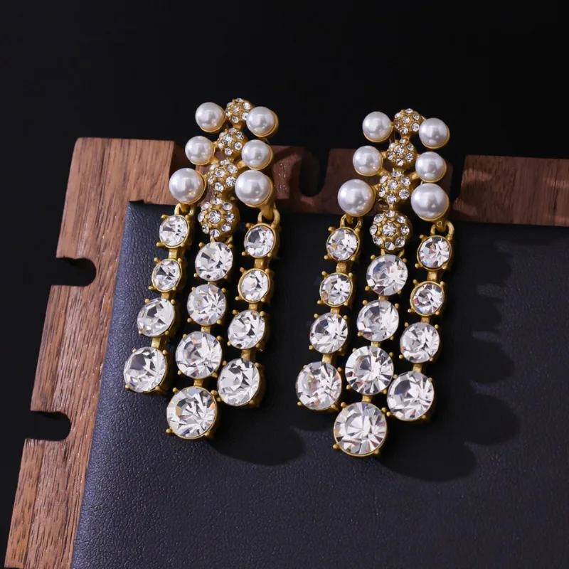 

Vintage Elegant Pearl Tassel Earrings Niche Fashion Temperament Design Vintage Enamel Stud Earrings