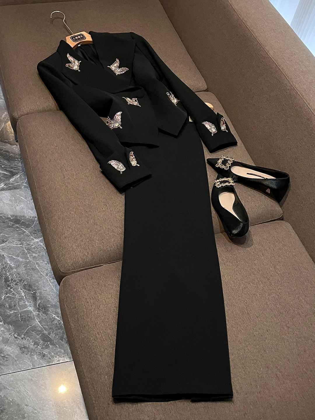 

Модный комплект: зимнее пальто и юбка с пайетками, бисером и вышивкой, деловой женский наряд длиной до середины бедра