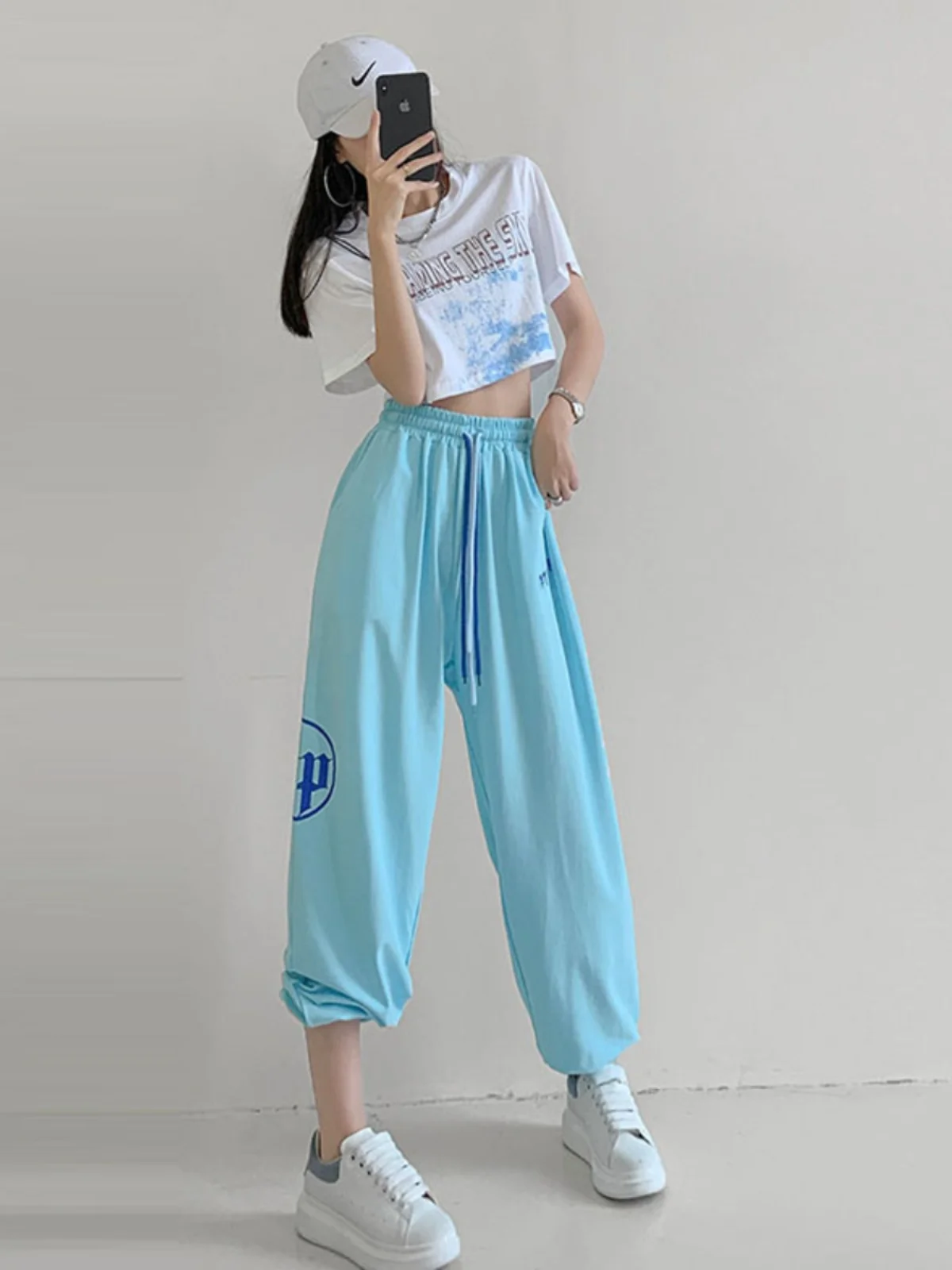 กางเกงแจ๊สเอวสูงทรงสตรีทแดนซ์สำหรับผู้หญิง ชุดฝึกซ้อมสไตล์ฮาราจูกุ กางเกงขายาวทรงสลิมพร้อมรองเท้าผ้าใบ กางเกงฮาเร็มสปอร์ต