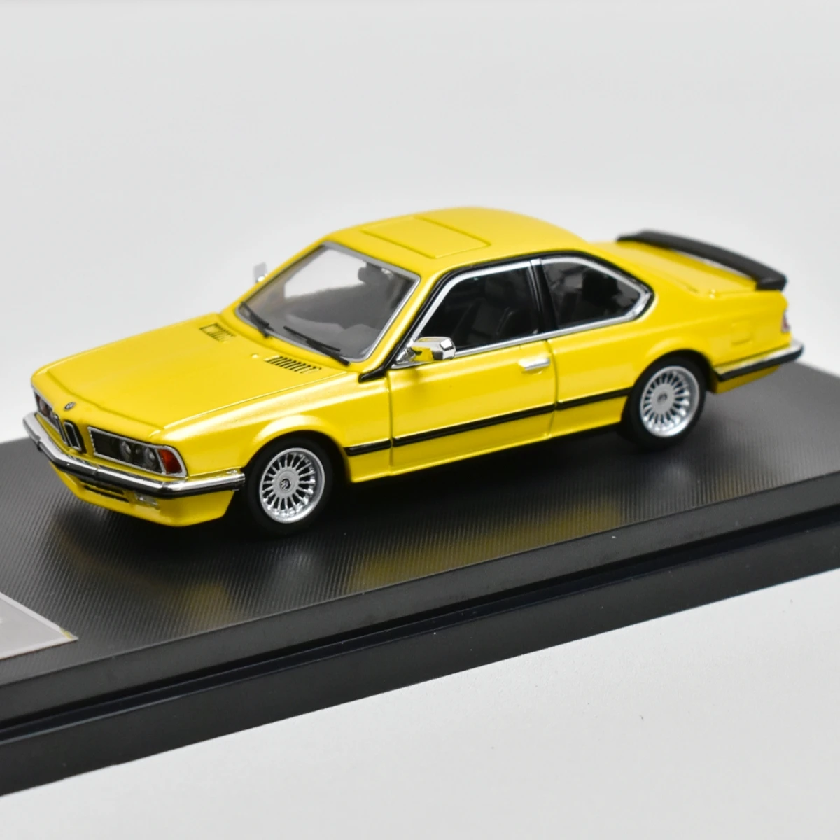 Street Weapon SW 1:64 E24 635 CSI Diecast Model Car