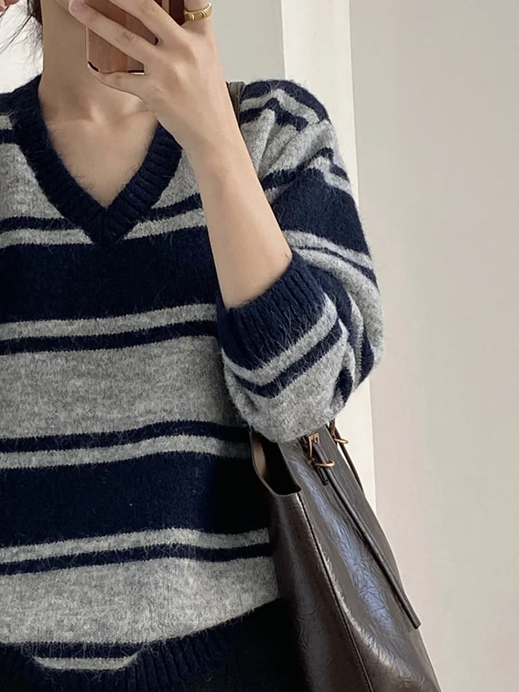 WHTREND Farbblock-gestreifter Pullover mit V-Ausschnitt für Damen, Herbst und Winter, locker gestricktes High-End-Pullover