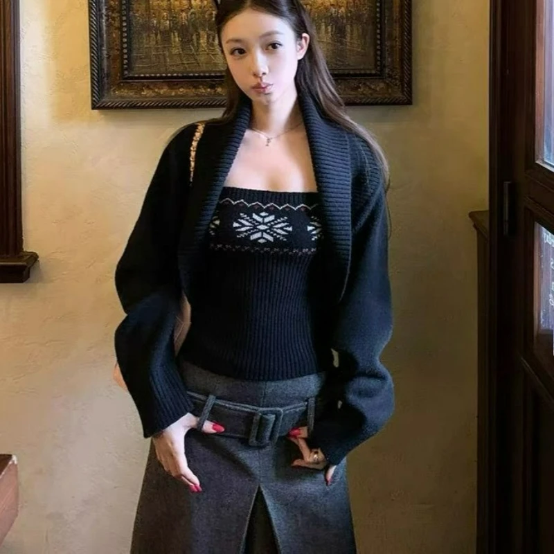 

Осень/зима 2026, новый элегантный стильный однотонный теплый короткий топ, кардиган из двух предметов/вязаный комплект из двух предметов с бретельками для женщин