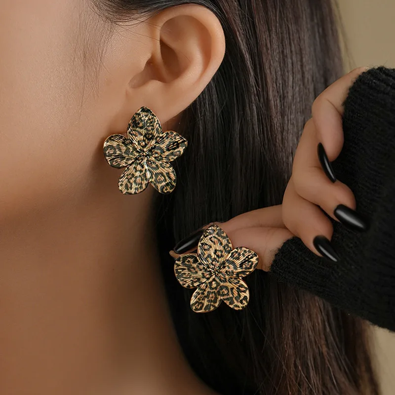 2pcs Leopard & Floral Earrings: A Bold Design Clash of Wild Glamour & Delicate Femininity