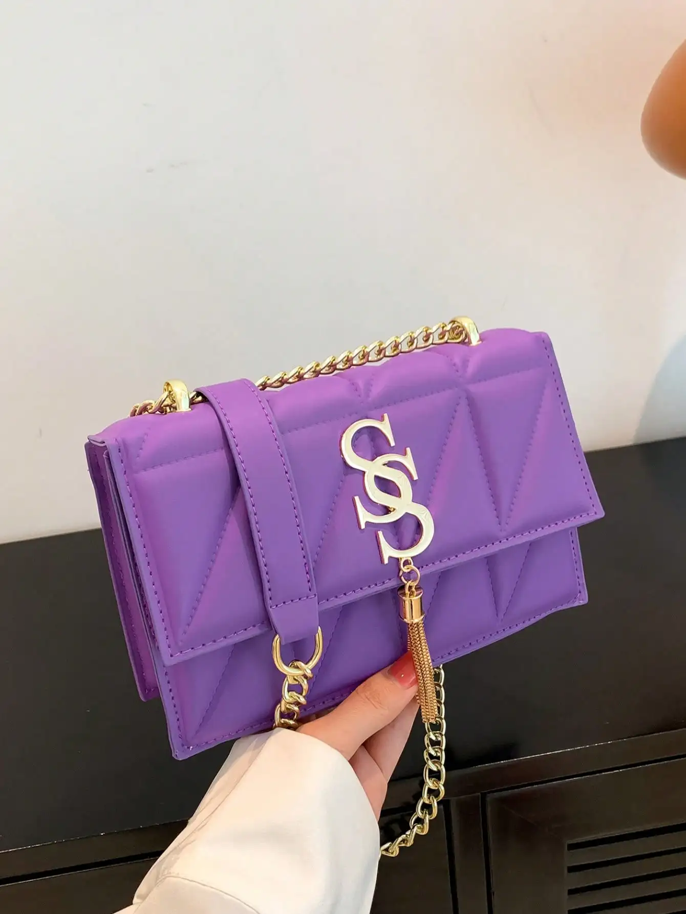 

Фиолетовая стеганая сумка-кроссбоди с клапаном, золотистой цепочкой-ремешком и металлическим акцентом без логотипа