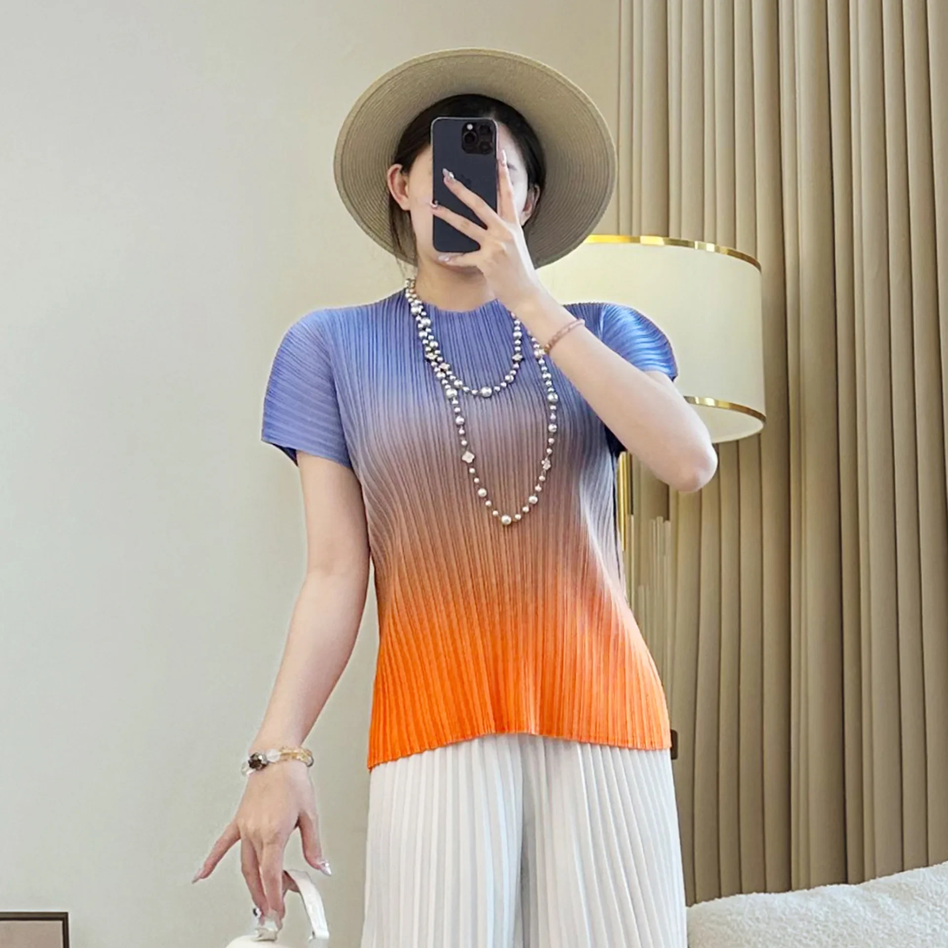 

Miyake градиентная высокоэластичная тонкая женская футболка с короткими рукавами, новинка 2023 года, летний модный пуловер с воротником-стойкой, футболка