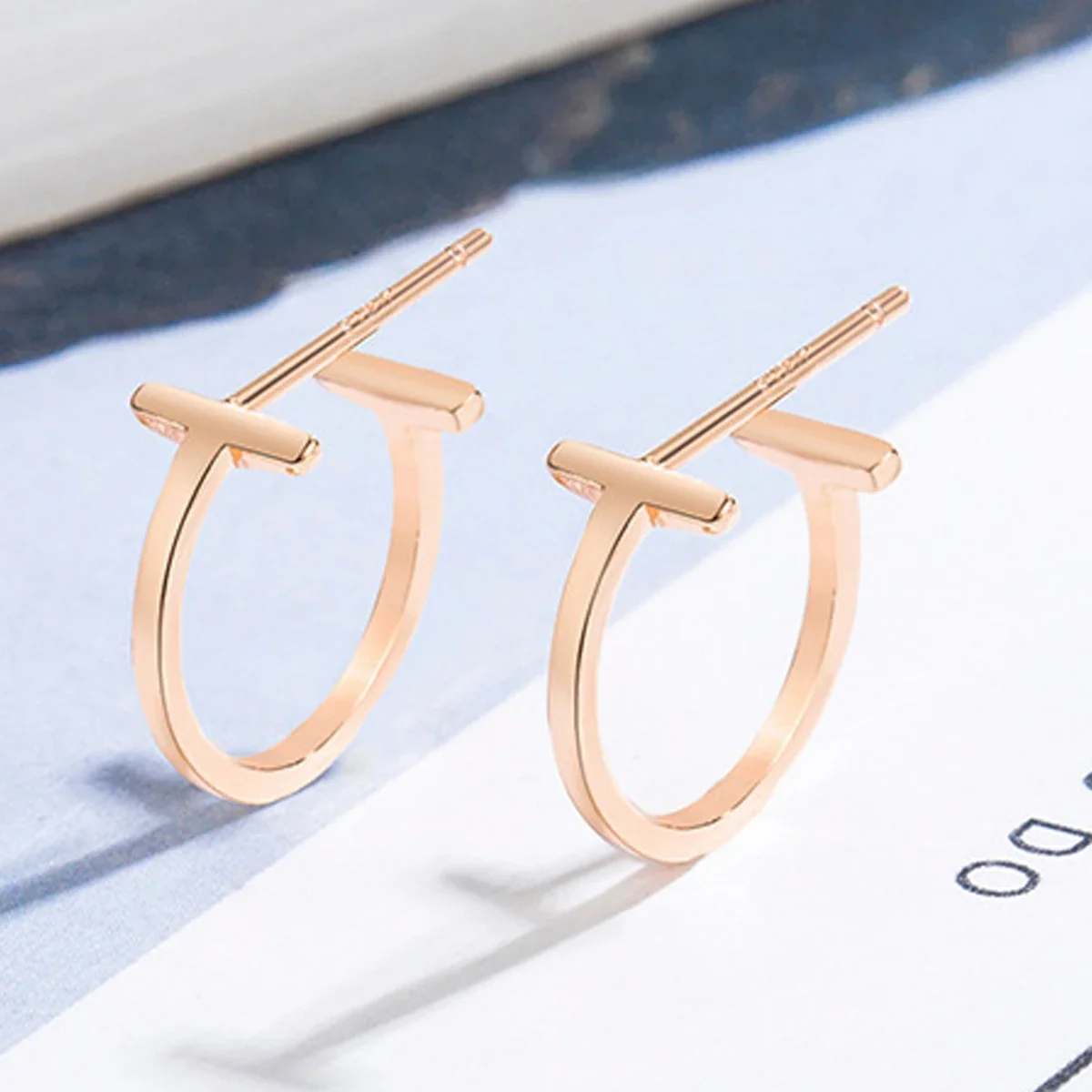 1 Pair of T-shaped Circular Air Studs Earrings