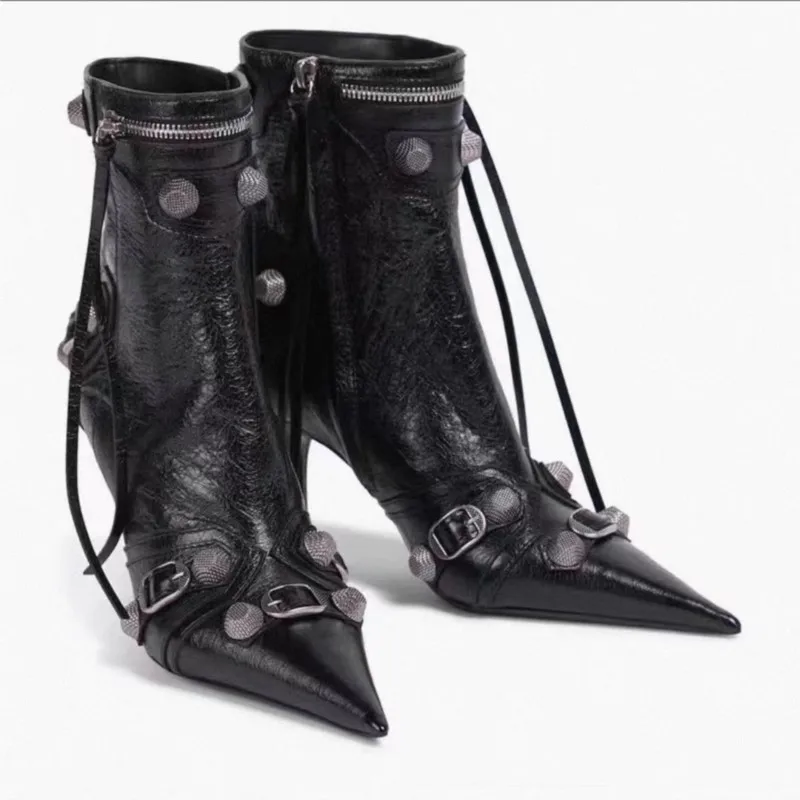

Новые женские короткие ботинки с острым носком, женские мотоциклетные ботильоны на молнии в стиле панк, пикантные туфли Mujer на высоком каблуке с заклепками и кисточками