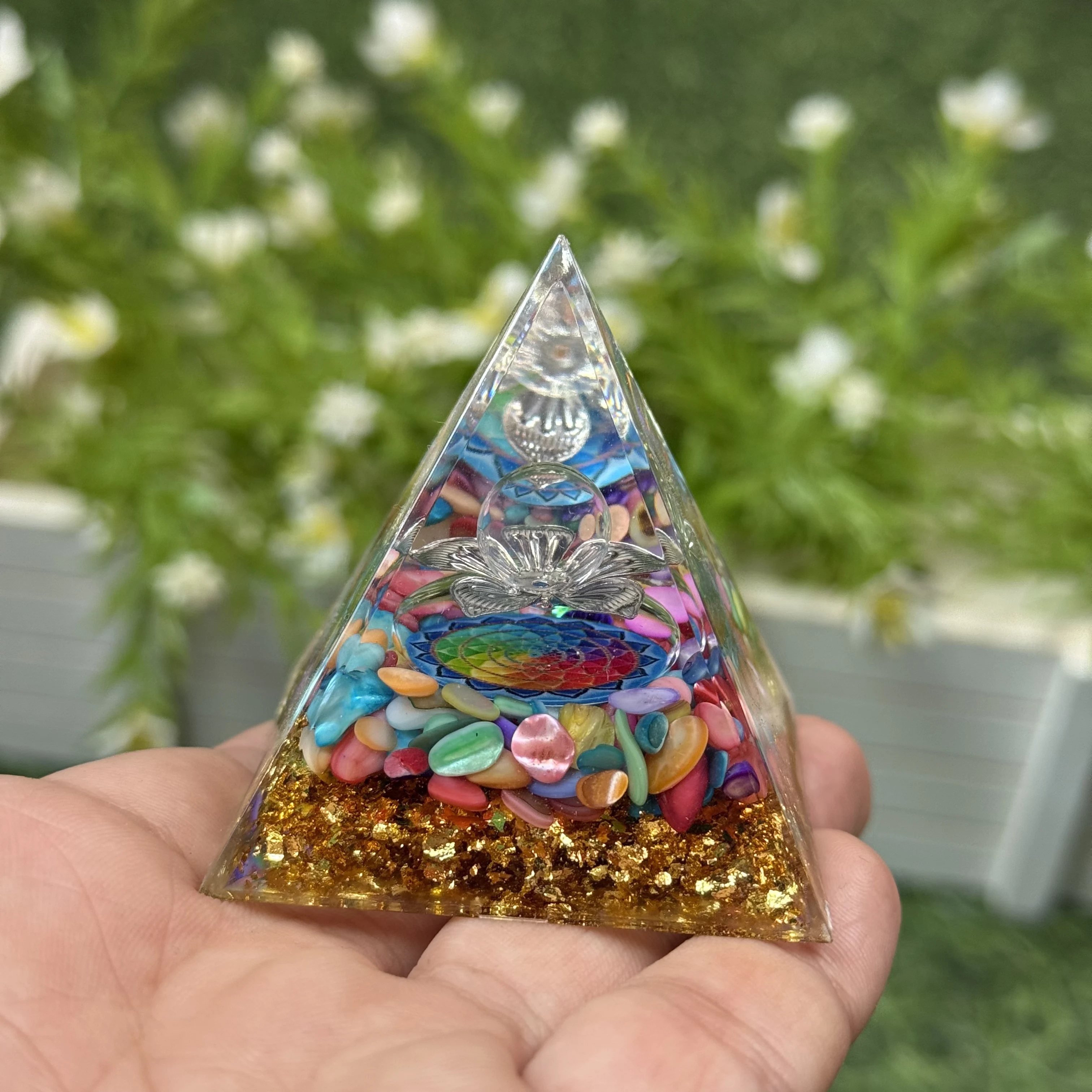 1pc pirâmide de orgone, a pirâmide de ogan em forma de lótus é compuesta de bolas de cristal e pedras preciosas de sete cores, ornamentos de mesa