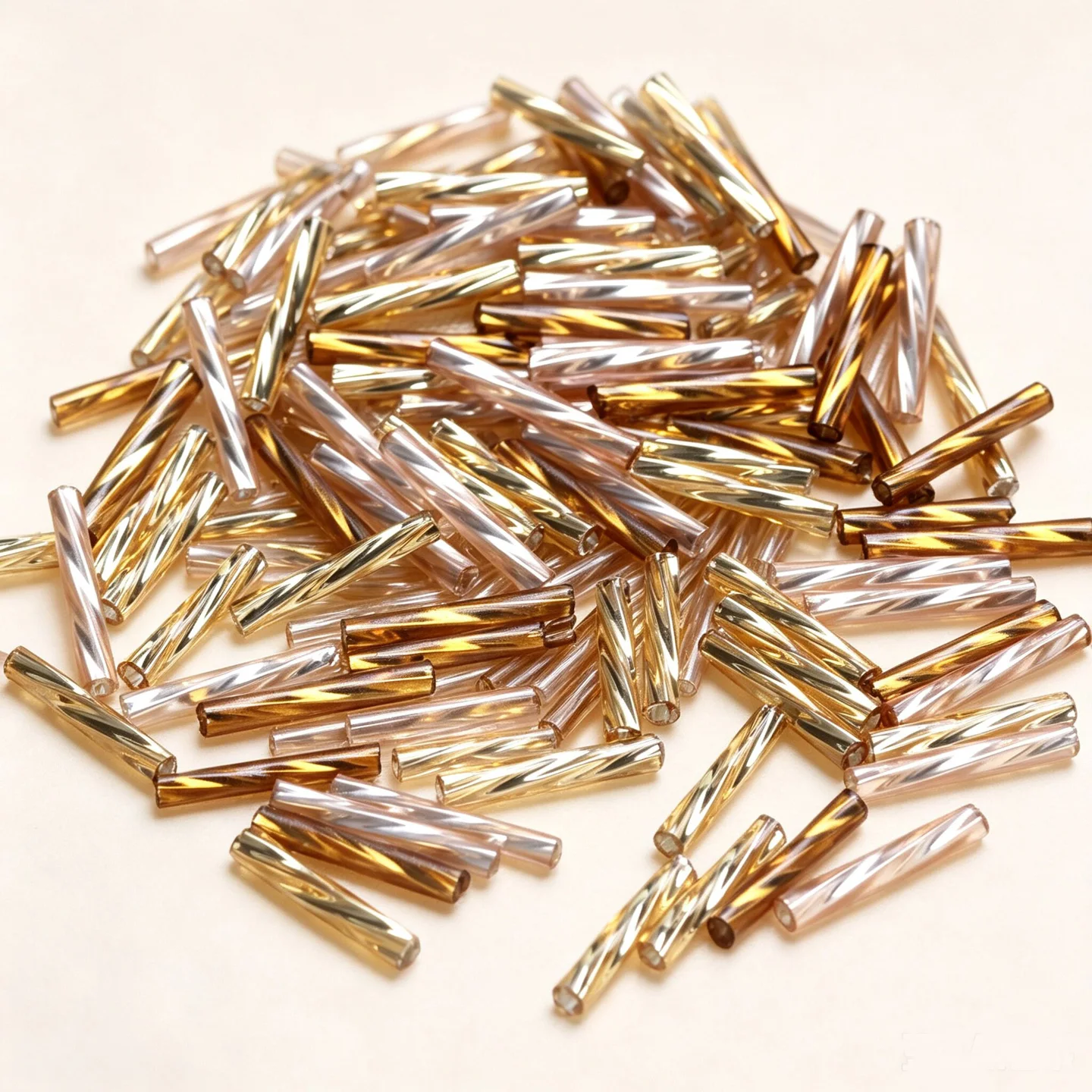 11mm、45g/ロット、ゴールドのねじり模様が入ったガラス - Seed Bead Tube のレビューと価格