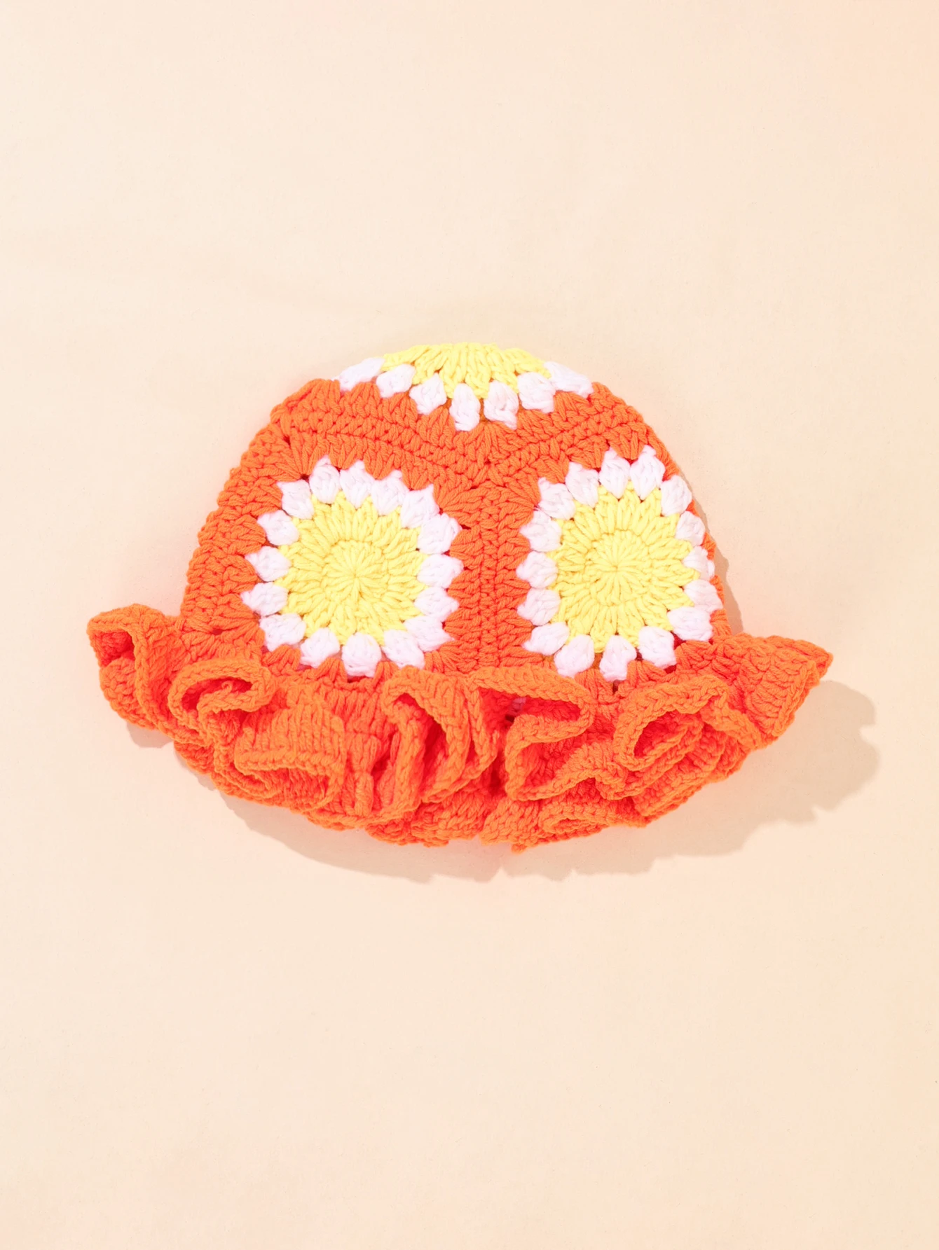 1 chapéu balde de crochê feito à mão laranja vintage com quadrados florais de avó e bordas com babados, perfeito para uso diário