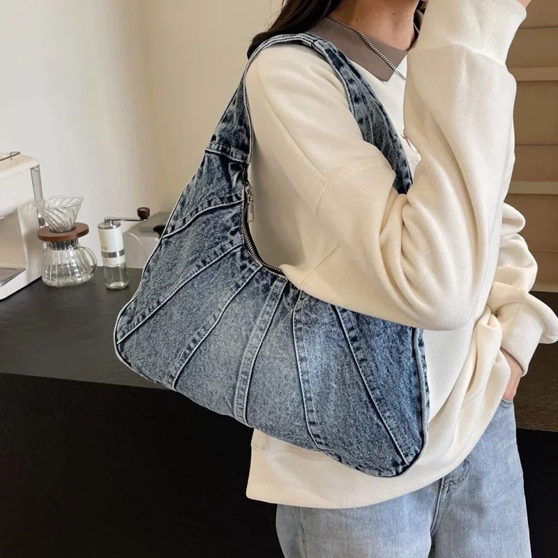 حقيبة كتف نسائية كاجوال من قماش الدنيم المرقعة بتصميم مخطط: خفيفة الوزن، سعة كبيرة مع سحاب للإغلاق للاستخدام اليومي