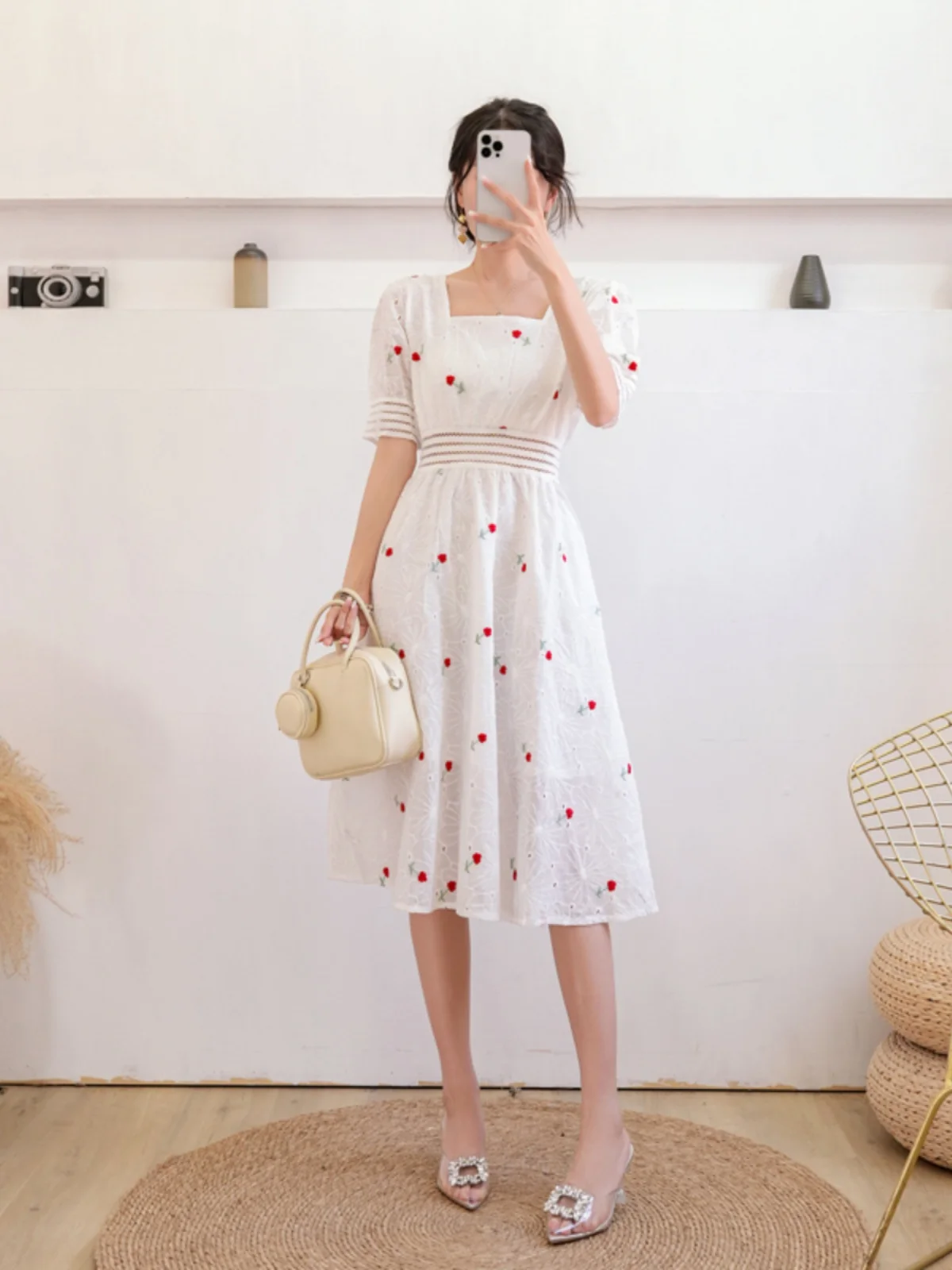 Sukienka damska letnia midi z haftem, ażurowa, kwadratowa, z efektem bąbelkowym, z podkreśloną talią.