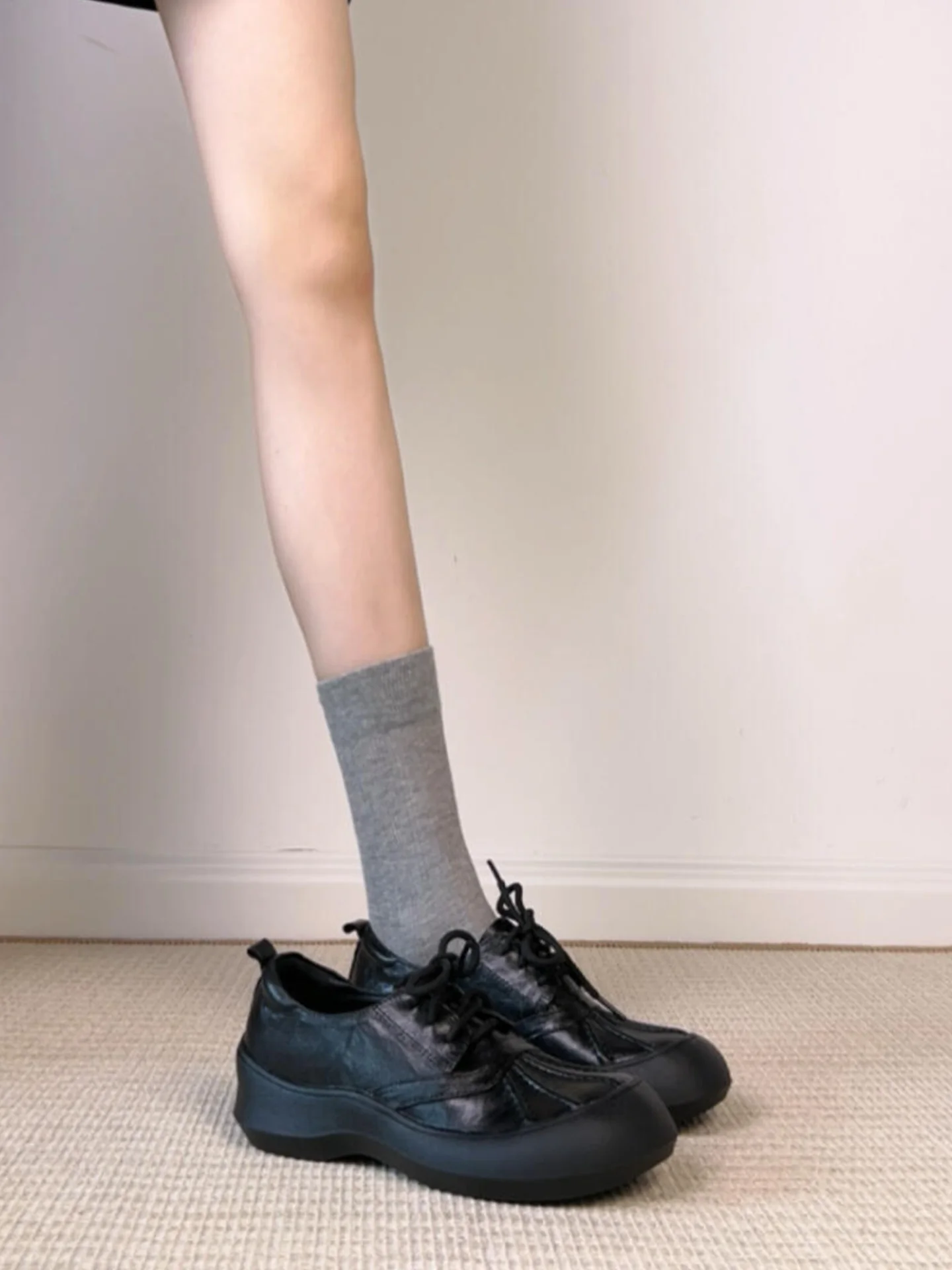 scarpe-in-pelle-comode-e-eleganti-da-donna-versione-retro-con-punta-rotonda-suola-spessa-nere-con-lacci-modello-versatile