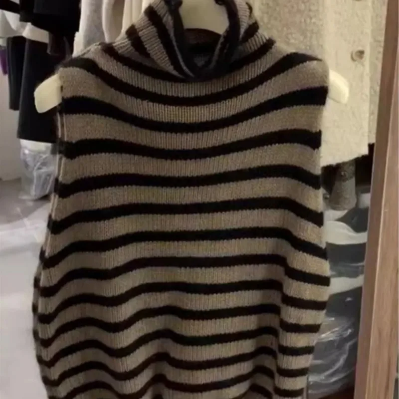 سترة بياقة مدورة مخططة باللونين الأبيض والأسود على الطراز الفرنسي الجديد لخريف 2025 للنساء