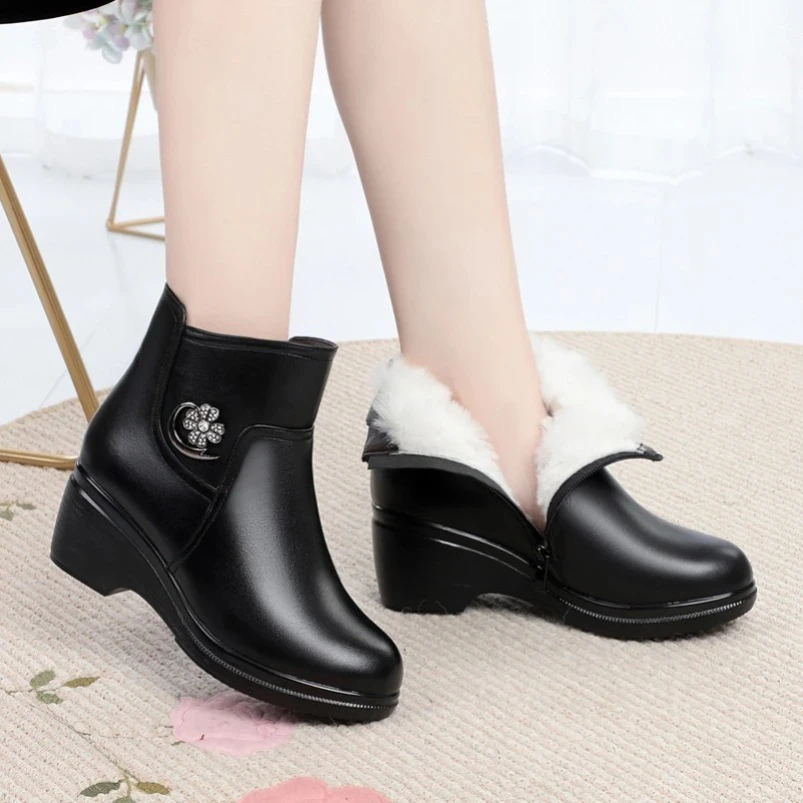 

2025 зимние ботинки, женские ботинки из натуральной кожи, большие размеры, ботинки на танкетке для мамы, черные ботинки на платформе, женские ботильоны из толстой шерсти